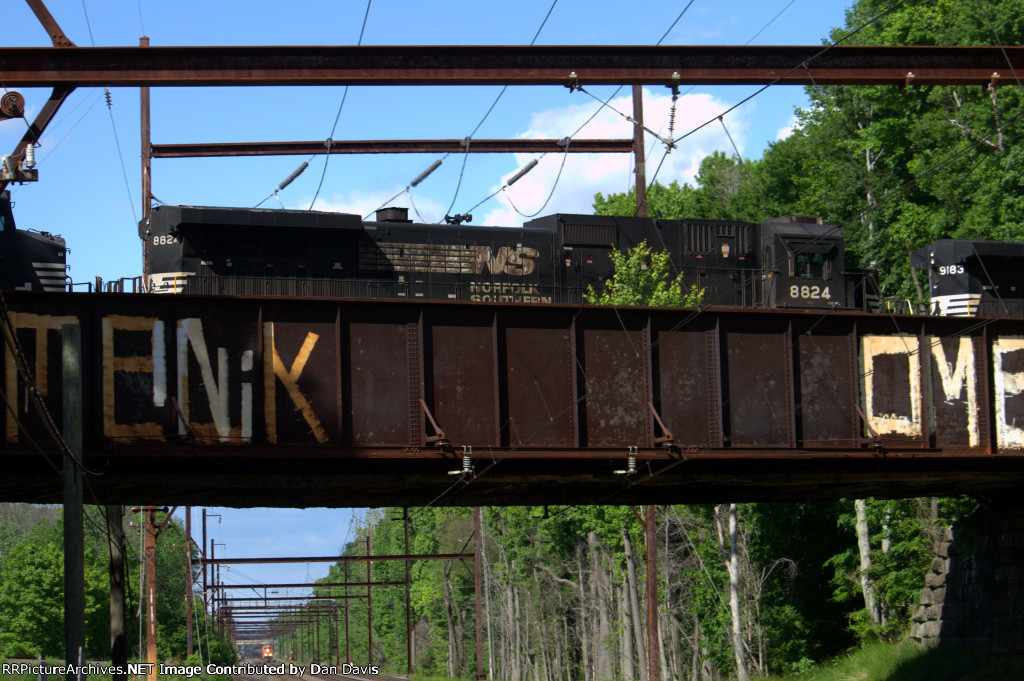 NS D9-40C 8824 trails on 17G